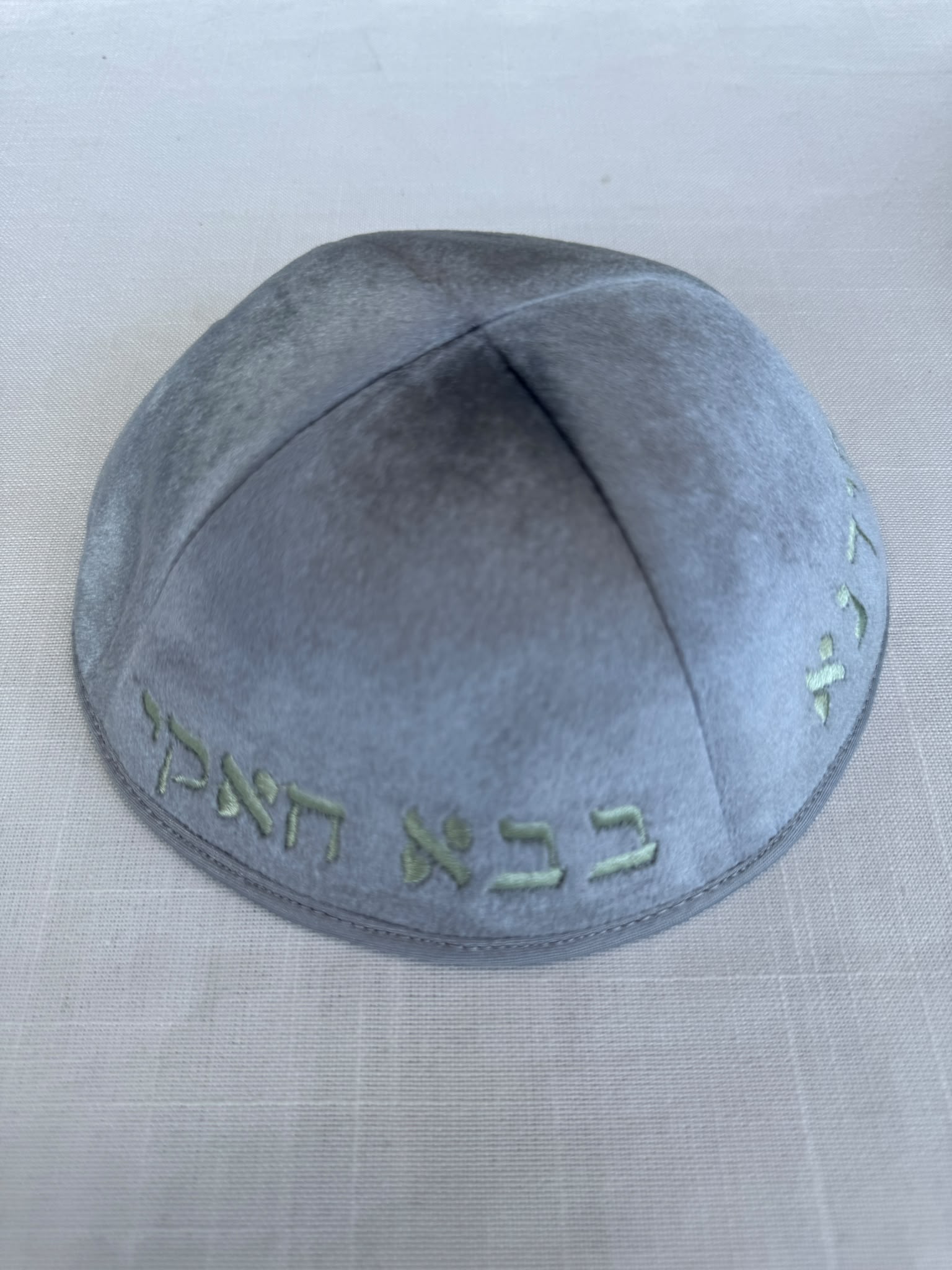 מרוקו אפור סידנא בבא חאקי בירוק כיפה קטיפה ממרוקו צבע אפור ורקמה בצבע ירוק ׳סידנא בבא חאקי׳ – תמונה 1